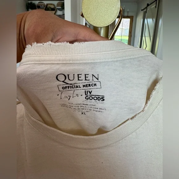 Queen NWOT Band XL Tee Graphic Distressed Ivory T-Shirt by Livy Lu T9 - Picture 3 of 7